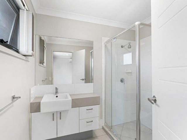 Stylish Coastal Townhouse ? Walk to Waterfront, Shops & Caf?s
