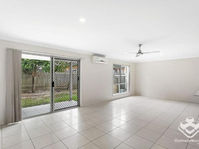 Stylish Coastal Townhouse – Walk to Waterfront, Shops & Cafés