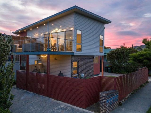 STYLISH COASTAL TOWNHOUSE 220M TO THE BEACH