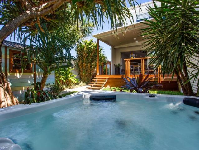 Stylish Coastal Villa in the Heart of Miami with Spa Walk to Nobby Beach!