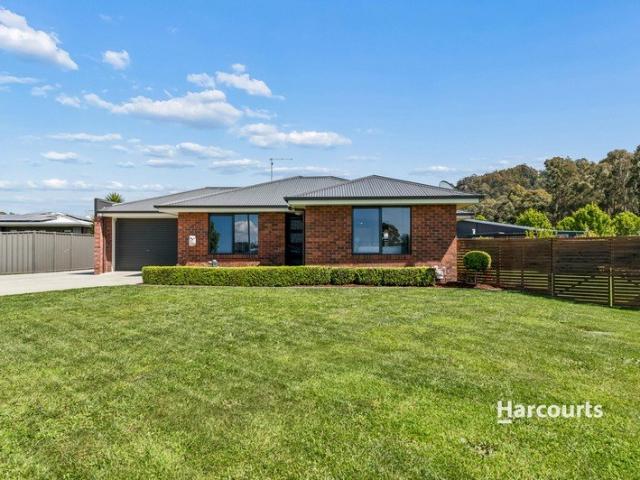 Stylish, Comfortable Living in a Fabulous Spreyton Location…