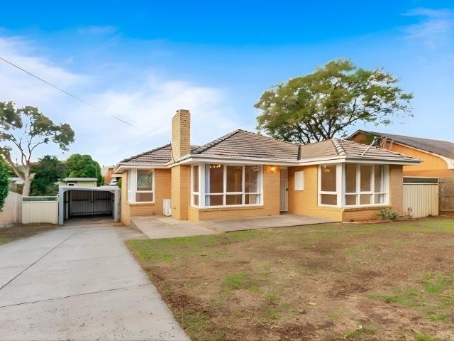 Stylish & Comfortable Living in a Quiet Court Location