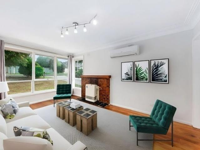 Stylish & Comfortable Living in a Quiet Court Location