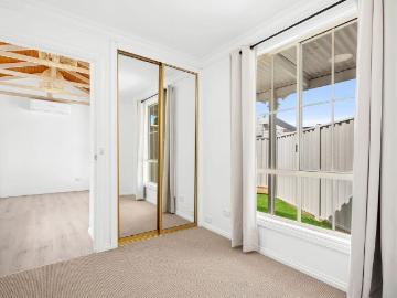 Stylish & Compact 1 Bedroom Unit with Courtyard