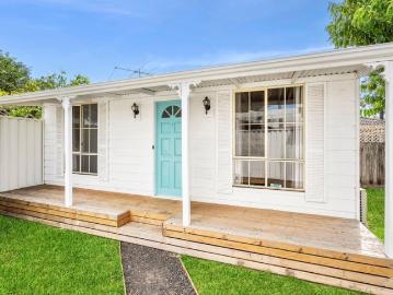 Stylish & Compact 1 Bedroom Unit with Courtyard