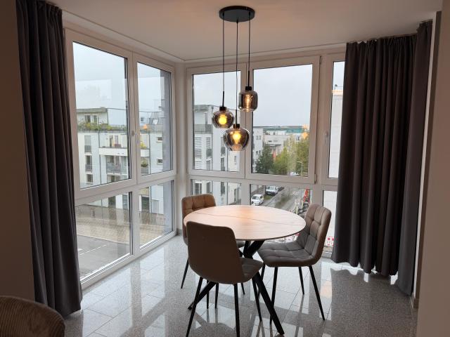 Stylish, completely newly furnished apartment with panoramic windows in Ostfildern | Temporary Living 45 m² | 1 Room | Completely newly furnished | Modern fitted kitchen | Central location | Subway within walking distance | Rental period 1–6 months