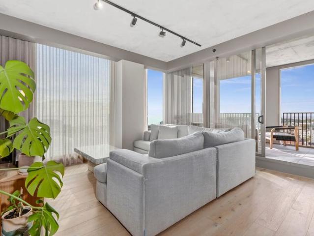 Stylish Contemporary Apartment with Stunning Waterfront