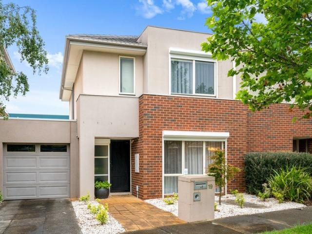 Stylish Contemporary Family Living in a Prime Taylors Lakes Location