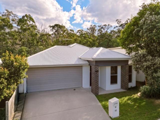 Stylish Contemporary Living in a Peaceful Holmview Setting