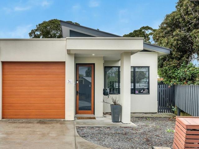 Stylish Contemporary Living in a Prime Flagstaff Hill Location
