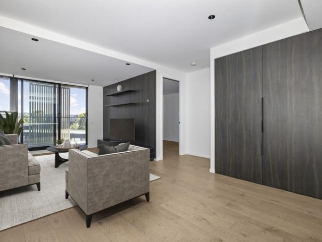 Stylish Contemporary Living in the Heart of Kew