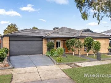 Beautifully Presented Family Home in a Prime Lynbrook Location