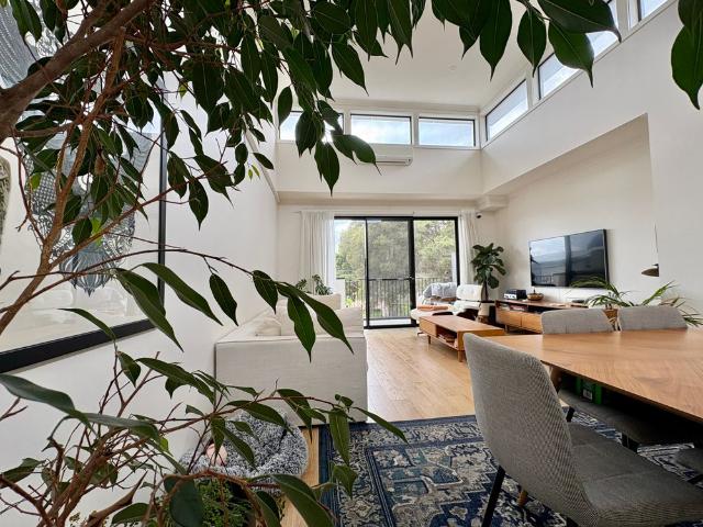 Stylish & contemporary north facing townhouse with an abundance for natural light