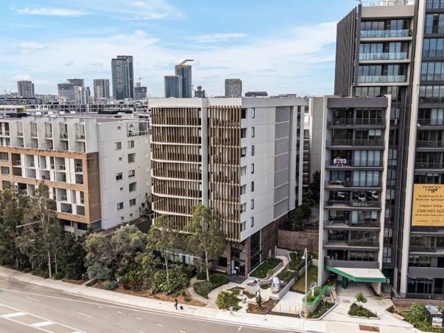 Stylish Contemporary Residence Moments from Marina Square & Waterfront