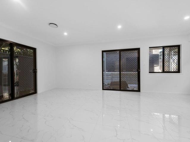 Stylish & Convenient 2 Bedroom Residence in Wooloowin