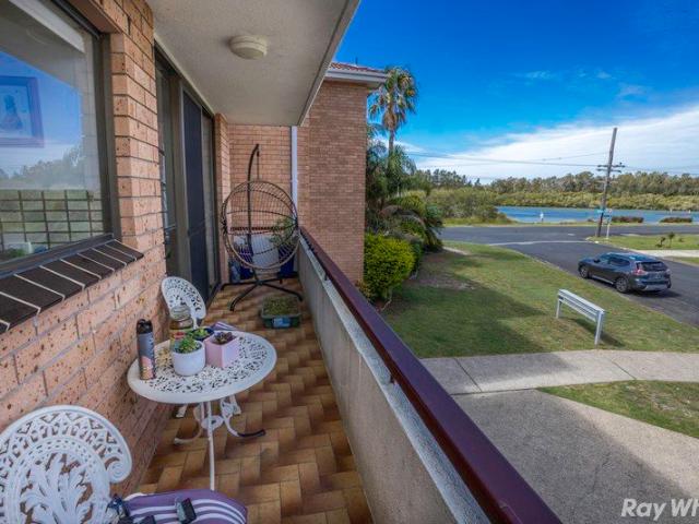 Stylish & Convenient 2 Bedroom Unit, at Wallis Lake
