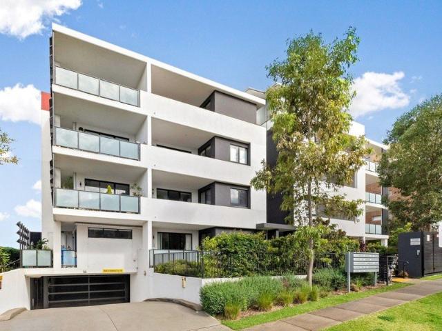 Stylish & Convenient 2 Bedroom Unit in the Heart of Mt Colah!