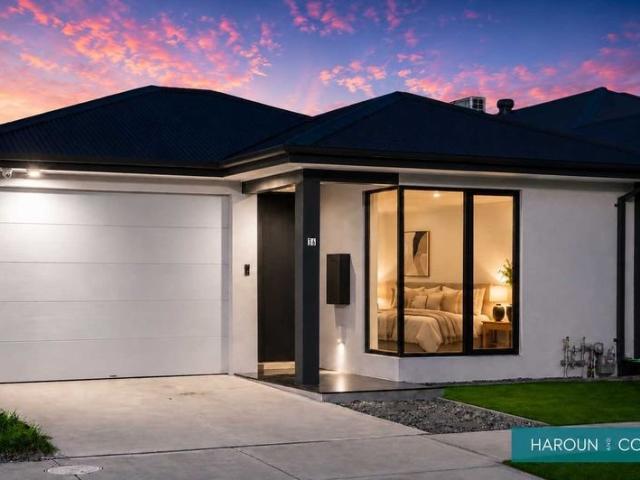 Stylish & Convenient Living in a Prime Location Mickleham/Craigieburn side