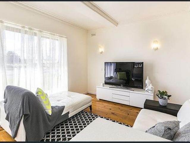 Stylish & Convenient Living in Glenelg North