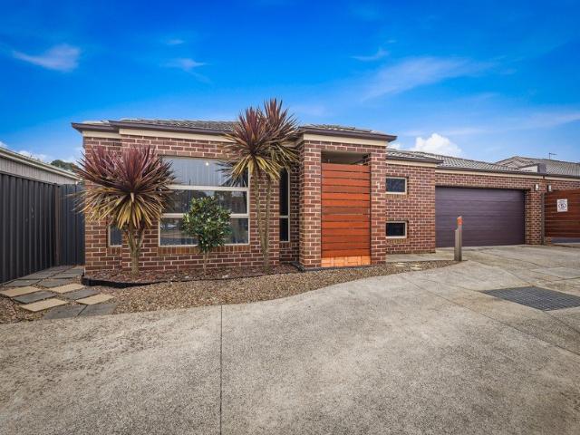 Stylish & Convenient Living in the Heart of Manor Lakes