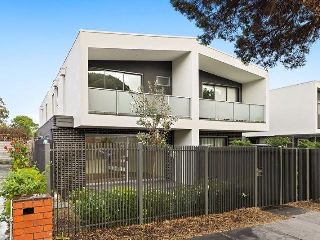 STYLISH & CONVENIENT TOWNHOUSE!