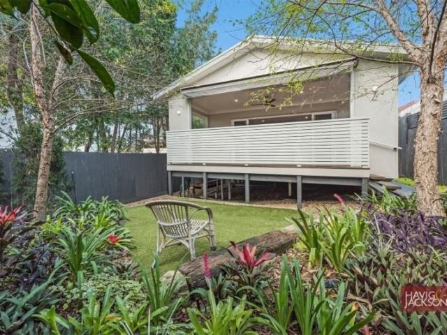 STYLISH COTTAGE IN SECLUDED PRIVATE LOCATION