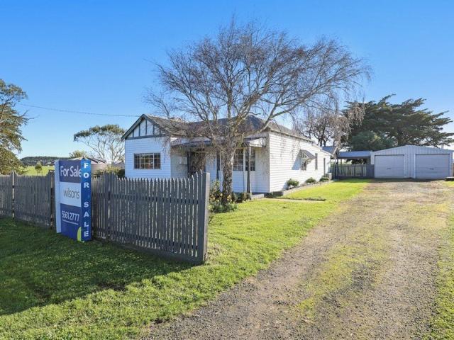 STYLISH COUNTRY LIVING ON AN ACRE