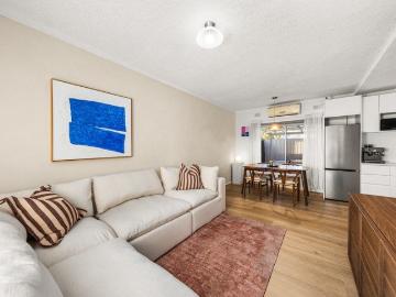 Stylish Courtyard Unit in a Convenient City Fringe Location