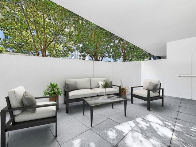 Stylish Courtyard One Bedroom Apartment