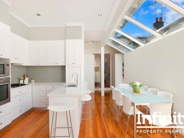 Stylish Crows Nest Living in a Prime Village Location
