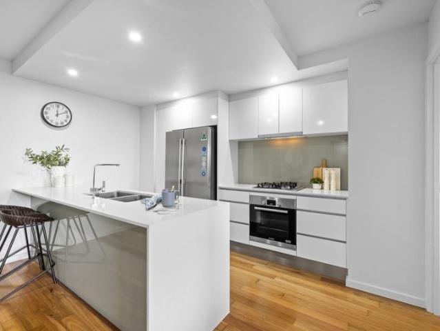 stylish dual ensuite apartment in the heart of toowong