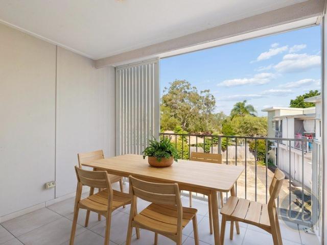 Stylish Dual Level Townhouse with Two Ensuites in the Heart of Lawnton