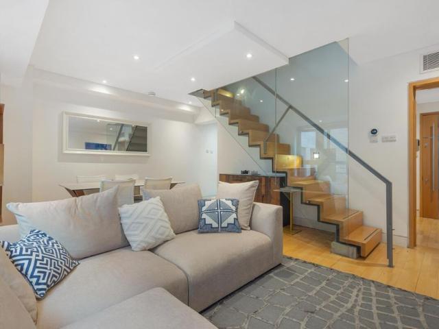 Stylish duplex in an exclusive mews location, in the heart of Mayfair, W1