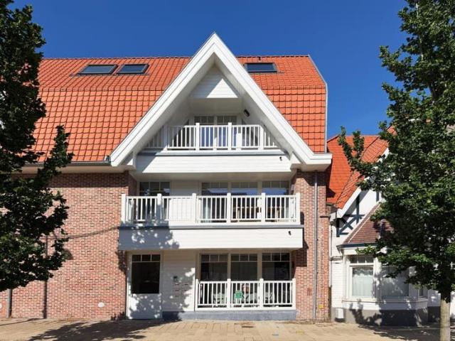Stylish duplex penthouse with a sunny terrace in Duinbergen