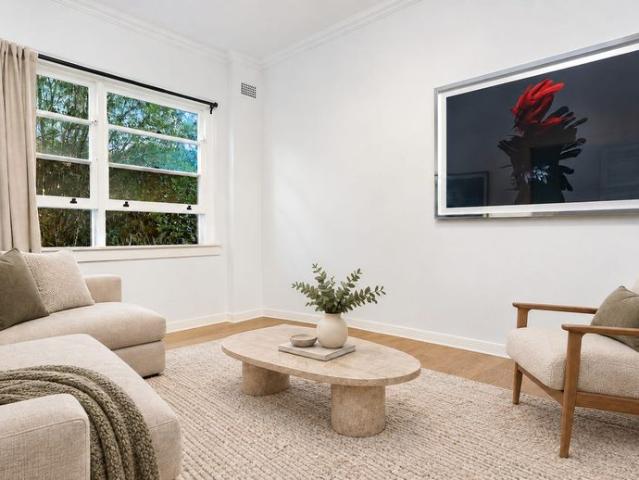Stylish Darling Point apartment with Prized Parking