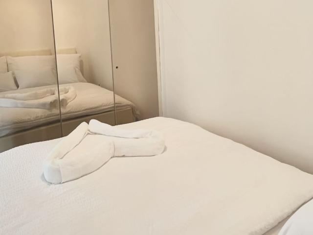 Stylish designer apartment with full amenities in a prime location, Vienna Amsterdam Apartments for Rent