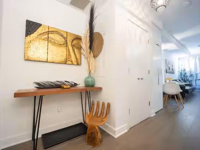 Stylish Downtown Montreal Retreat w Indoor Garage