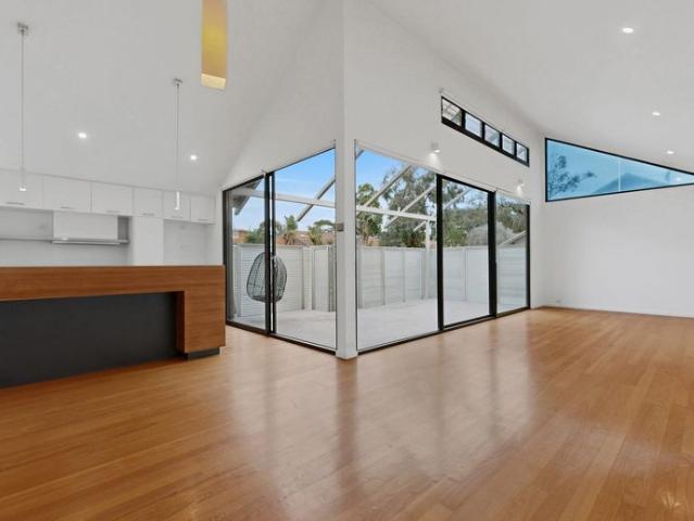 Stylish Double Storey Townhouse in an Unbeatable Bayside Location
