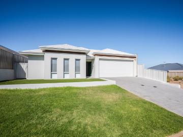 Stylish Executive Beachside Living