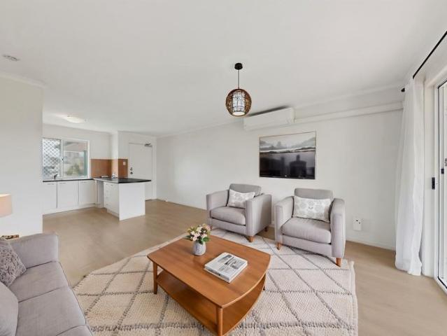 Stylish East Brisbane Apartment with CBD Convenience