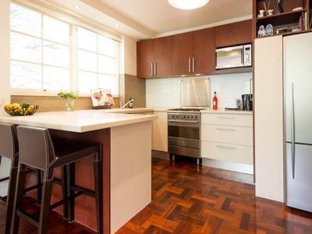 Stylish East Melbourne Apartment ~Walk to the CBD, MCG & Hospitals