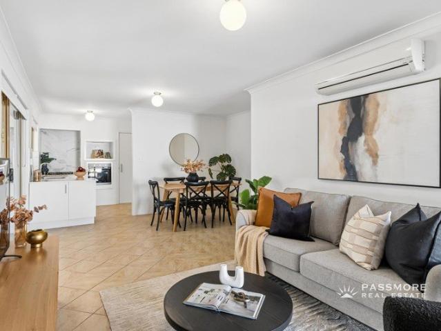 STYLISH, EASY CARE & EXCEPTIONALLY LOCATED!