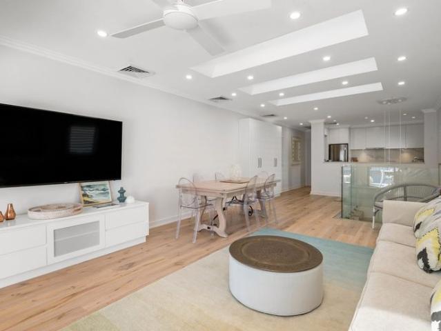 STYLISH EASY LIVING, FULLY FURNISHED TOWNHOME