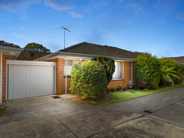 Stylish, Easy Living in a Prime Mentone Setting