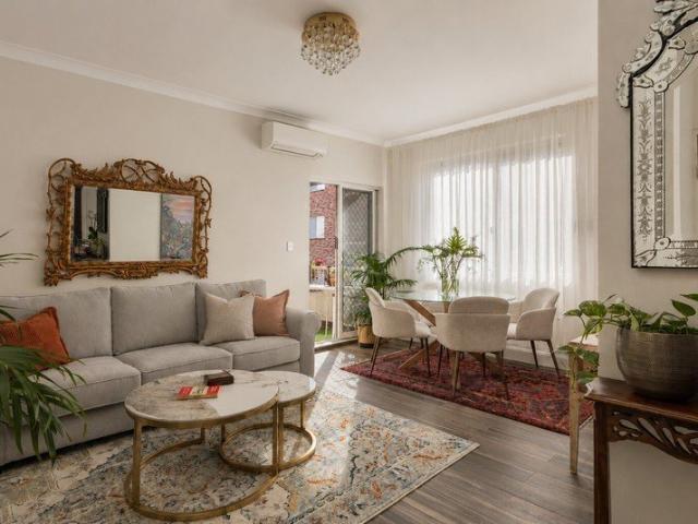Stylish & Elegant Abode + Garage 5 Minute Walk to Metro