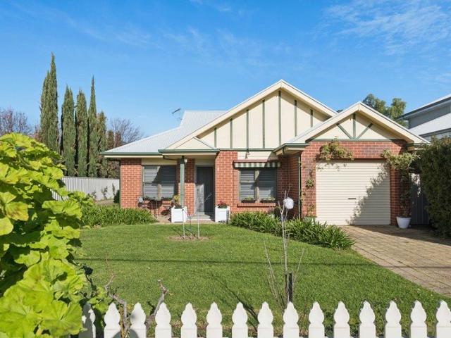 Stylish, Fully Detached Homette!
