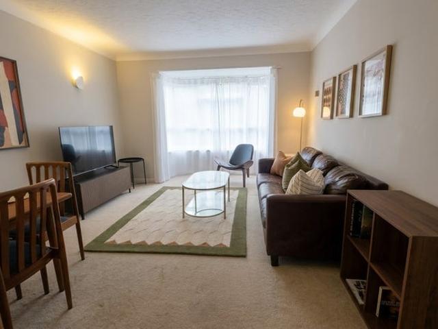 Stylish, Fully Furnished 2 Bed Flat in Surbiton
