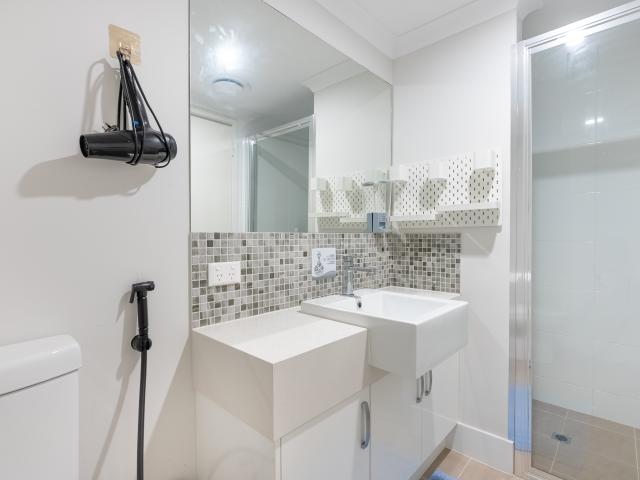 Stylish, fully furnished unit