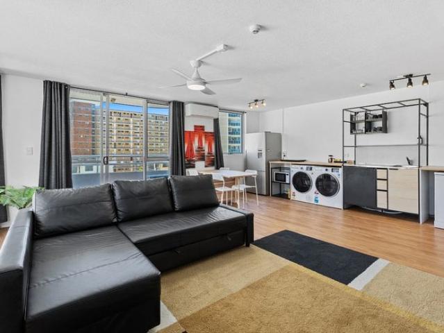 Stylish Fully Furnished Apartment — Heart of Surfers Paradise