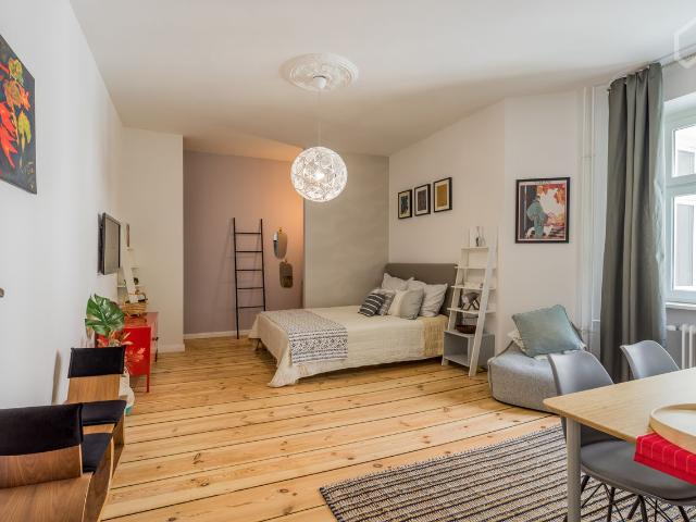 Stylish fully furnished apartment in a well kept old building quarter in Wedding Mitte with very good public transport connections, Berlin Amsterdam Apartments for Rent